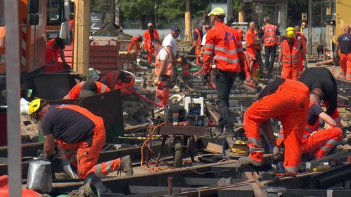 Viele Bauarbeiter arbeiten auf einer Gleisbaustelle