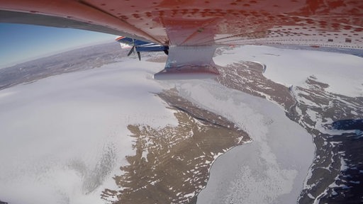 Blick aus einem Flugzeug auf Gletscher Grönlands.