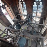 In einem Kirchturm hängen Glocken.