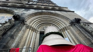 Eine neue Glocke steht vor dem Eingang vom St.-Petri-Dom.