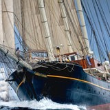 Ein Segelschiff auf dem Meer