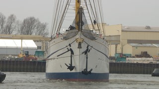 Die "Gorch Fock" wird in Berne von Schleppern gezogen