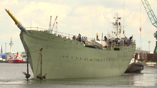 Eine Aufnahme der ausgedockten Gorch Fock.