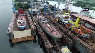 Ein Bild der Bredo-Werft, bei der die Gorch-Fock repariert wird.