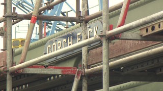 Die Gorch Fock in einem Trockendock in Bremerhaven.
