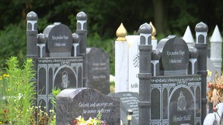 Mehrere Grabsteine muslimischer Gräber.