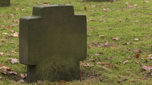 Ein alter Grabstein auf einem Friedhof