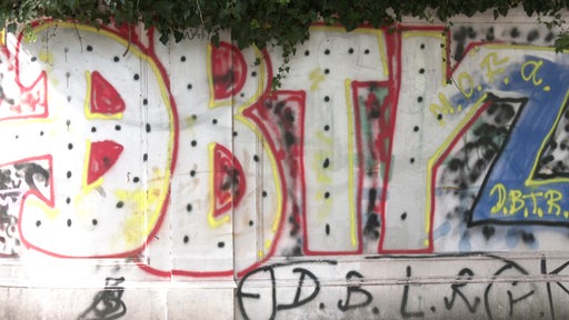 Eine mit Graffiti verunreinigte Mauer.