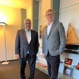 Bremerhavens Oberbürgermeister Melf Grantz (SPD) und Interimsgeschäftsführer der Erlebnis Bremerhaven Hendrik Heerma stehen nebeneinander