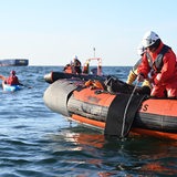 Aktivisten bringen eine Kette als Sicherung für die Rettungsinseln ins Wasser. Greenpeace-Aktivisten protestieren rund 20 Kilometer nordwestlich der Insel Borkum gegen die Förderung von Erdgas. 