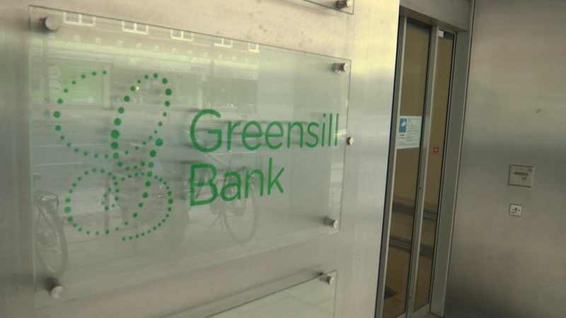 Das Schild von der Greensill Bank. 
