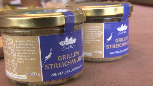 Zwei Gläser Streichwurst aus gezüchteten Grillen.
