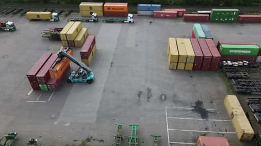 Mehrere Container im Güterverkehrszentrum aus der Vogelperspektive aufgenommen.