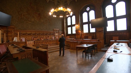 Zu sehen ist der prunkvolle, mit viel Holz verkleidete Saal im Bremer Landgericht 