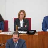 Bürgersschaftspräsidentin Antje Grotheer (SPD) sitzt mit verschränkten Armen hinter dem Bürgerschaftsabgeordneten Jan Timke (Bündnis Deutschland), der am Pult eine Rede hält