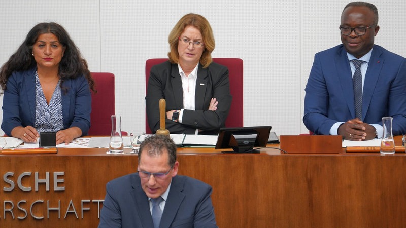 Bürgersschaftspräsidentin Antje Grotheer (SPD) sitzt mit verschränkten Armen hinter dem Bürgerschaftsabgeordneten Jan Timke (Bündnis Deutschland), der am Pult eine Rede hält
