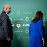 Die Grünen-Parteivorsitzenden Ricarda Lang und Omid Nouripour verlassen eine Pressekonferenz in der Bundesgeschäftsstelle der Grünen.