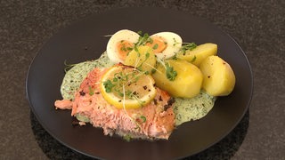 Zu sehen ist der Bremer Teller, mit Grüner Sauce und Ingwer-Lachs.