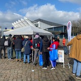 Johanniter verteilen auf der Bürgerweide Grünkohl an Bedürftige Bremer.