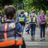 Kinder laufen nach der Schule nach hause.