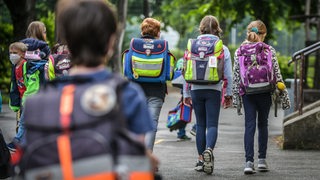 Kinder laufen nach der Schule nach hause.
