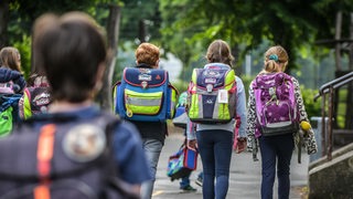 Kinder laufen nach der Schule nach Hause.