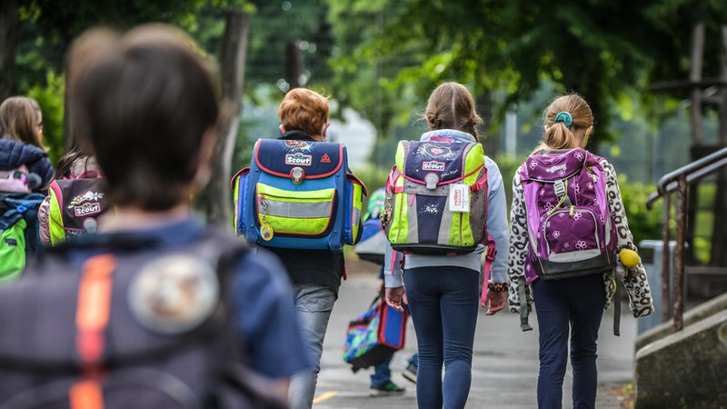 Kinder laufen nach der Schule nach Hause.