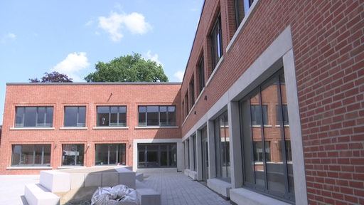 Es ist die neue Grundschule in Kirchhuchting von Außen zu sehen.