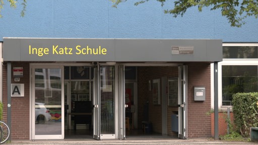 Zu sehen ist der Eingang der Inge Katz Schule.
