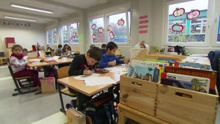 Grundschulkinder in einem Klassenraum.