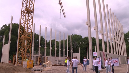 Die Grundsteinlegung für eine große neue Sporthalle an der Schule Ronzelenstraße.