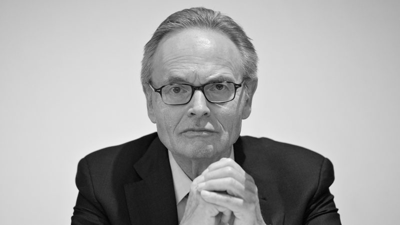 Porträt von Günther Fielmann in schwarzweiß.