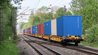 Güterzug fährt auf Gleisen