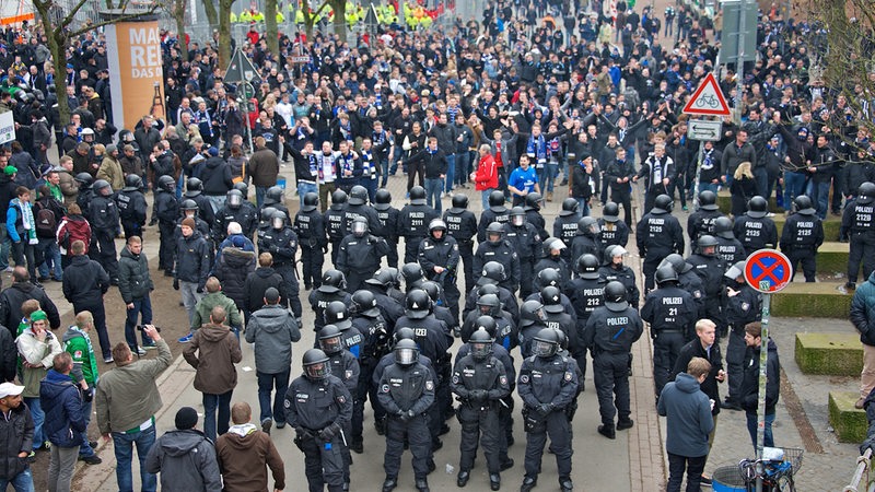 Fans und Polizisten beim Werderspiel