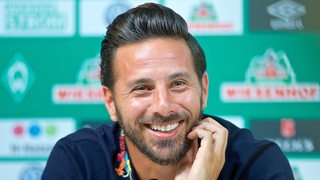 Pizarro strahlt während einer Pressekonferenz.