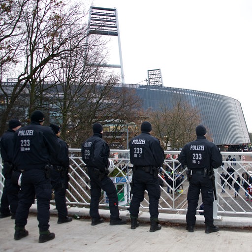 Eine Reihe von Polizisten, die sich am Rande des Weser-Stadions vor einem Werder-Spiel formieren.