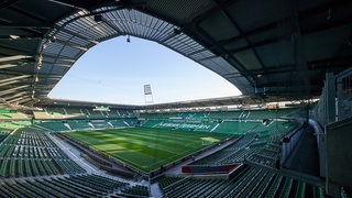 Blick von den oberen Rängen auf das leere Weser-Stadion.