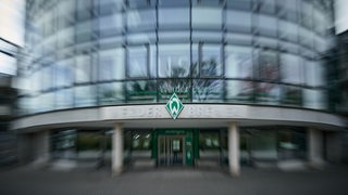 Herangezoomter, unscharfer Blick auf die Werder-Raute über der Geschäftsstelle des Weser-Stadions.