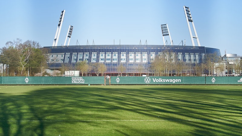 Das Weser-Stadion wird von Sonnenlicht angestrahlt