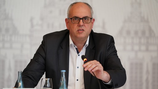 Bremens Bürgermeister Andreas Bovenschulte spricht im Bremer Rathaus.