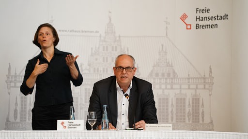 Bremens Bürgermeister Andreas Bovenschulte spricht im Bremer Rathaus.
