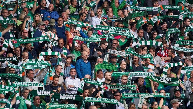 Werder-Fans halten ihre Schals in die Höhe