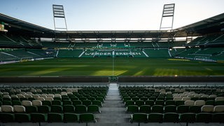 Blick ins leere Weserstadion bei Sonnenschein.
