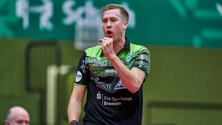 Tischtennis-Topstar Mattias Falck reckt kämpferisch die Faust nach einem Punktgewinn für Werder Bremen.