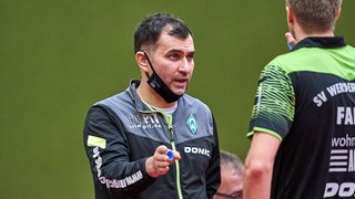 Werders Tischtennis-Trainer Cristian Tamas während einer Auszeit im Gespräch mit Mattias Falck.