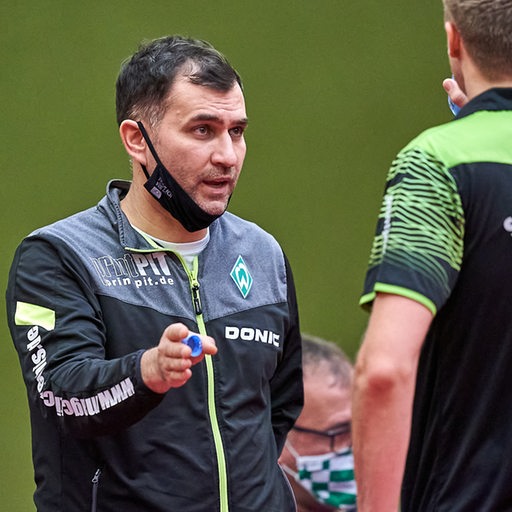 Werders Tischtennis-Trainer Cristian Tamas während einer Auszeit im Gespräch mit Mattias Falck.