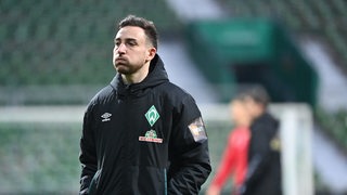 Werder-Profi bläst nach dem Spiel gegen Freiburg enttäuscht die Backen auf.