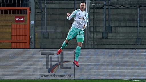 Kevin Möhwald springt jubelnd hoch nach seinem Treffer gegen Bielefeld.