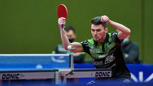Werders Tischtennis-Profi Hunor Szöcs konzentriert bei einem kraftvollen Rückhandschlag.