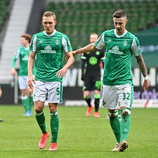 Marco Friedl und Ludwig Augustinsson mit gesenkten Köpfen während der Partie gegen Wolfsburg.
